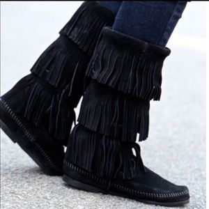 Minnetonka 3 Tier Fringe Boots in Black